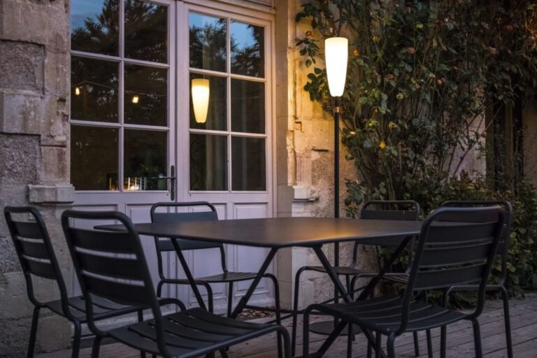 Terrasse éclairée à la tombée du jour