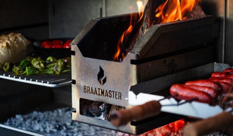Grillade de saucisses et poivrons sur les braises d'un Braaimaster