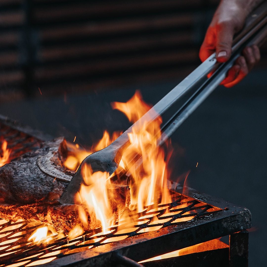 Donkey Tong 27 pouces - pince à griller artisanale inox et chêne blanc