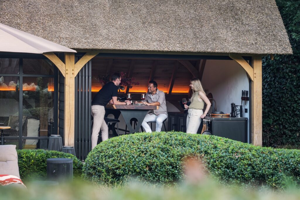 La touche finale d’un poolhouse en chêne