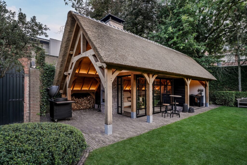 La touche finale d’un poolhouse en chêne