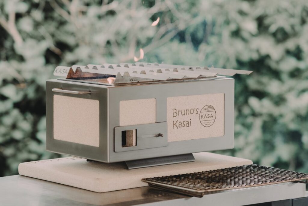 Gril konro Kasai en inox avec parois en vermiculite, braise allumée